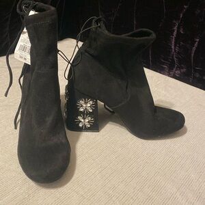 New without box black color boots heelswith flower design Size 9 #073